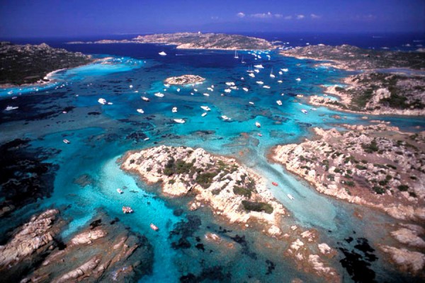 Gommone 40 cavalli in navigazione lungo la costa di Budoni e San Teodoro in Sardegna